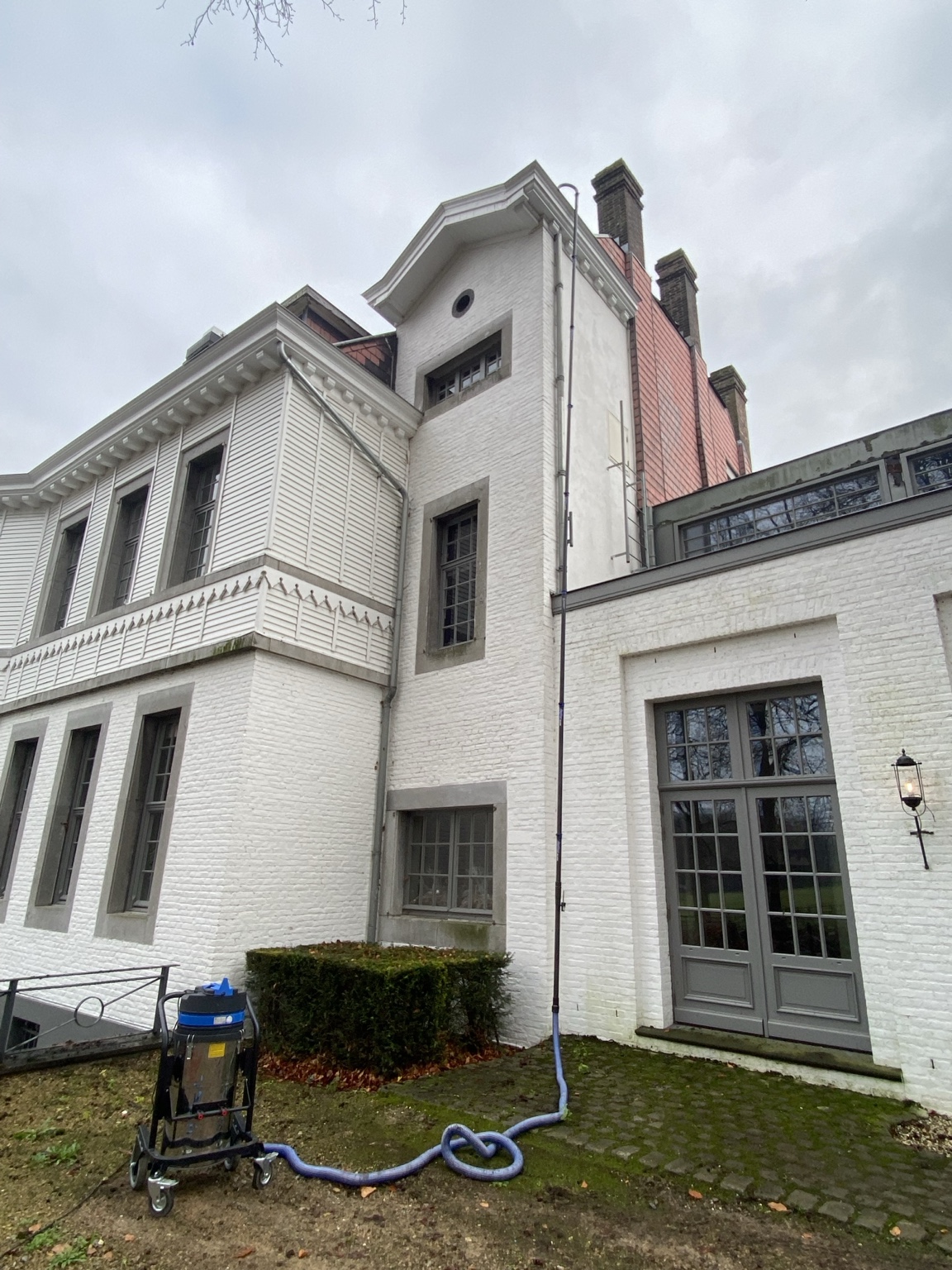 GOOT-BUSTERS aan het werk bij een hoge witte villa